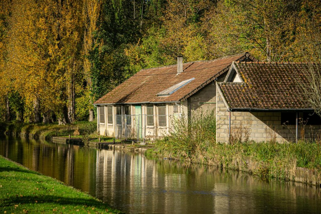 Ecolodge France : 12 Hébergements Écologiques à Découvrir
